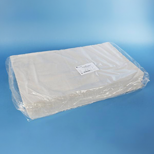 beiger Stapel Zellstoffwatte in Plastikfolie verpackt und auf blauen Hintergrund prasentativ platziert.png